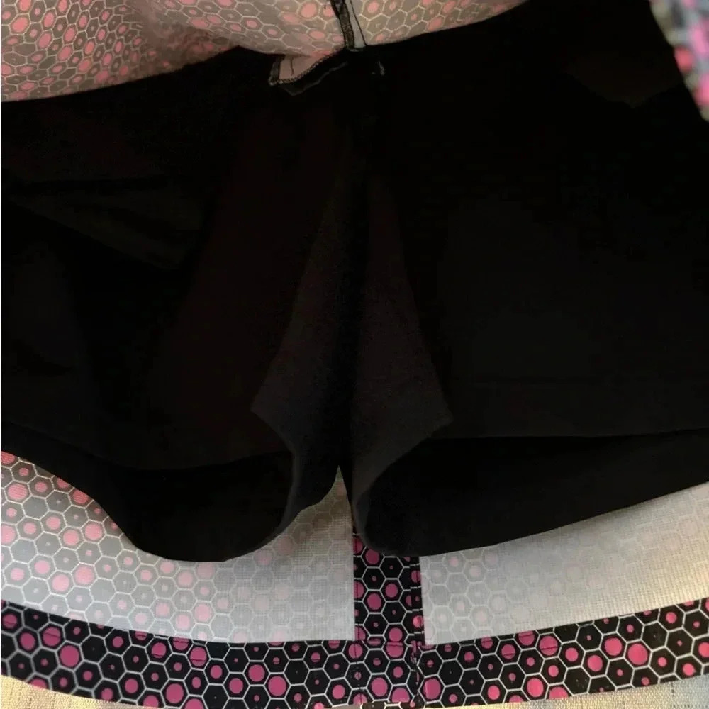 Slazenger Ladies Golf Skort Size 8. Pink, black and white honeycomb pattern. - Picture 6 of 7